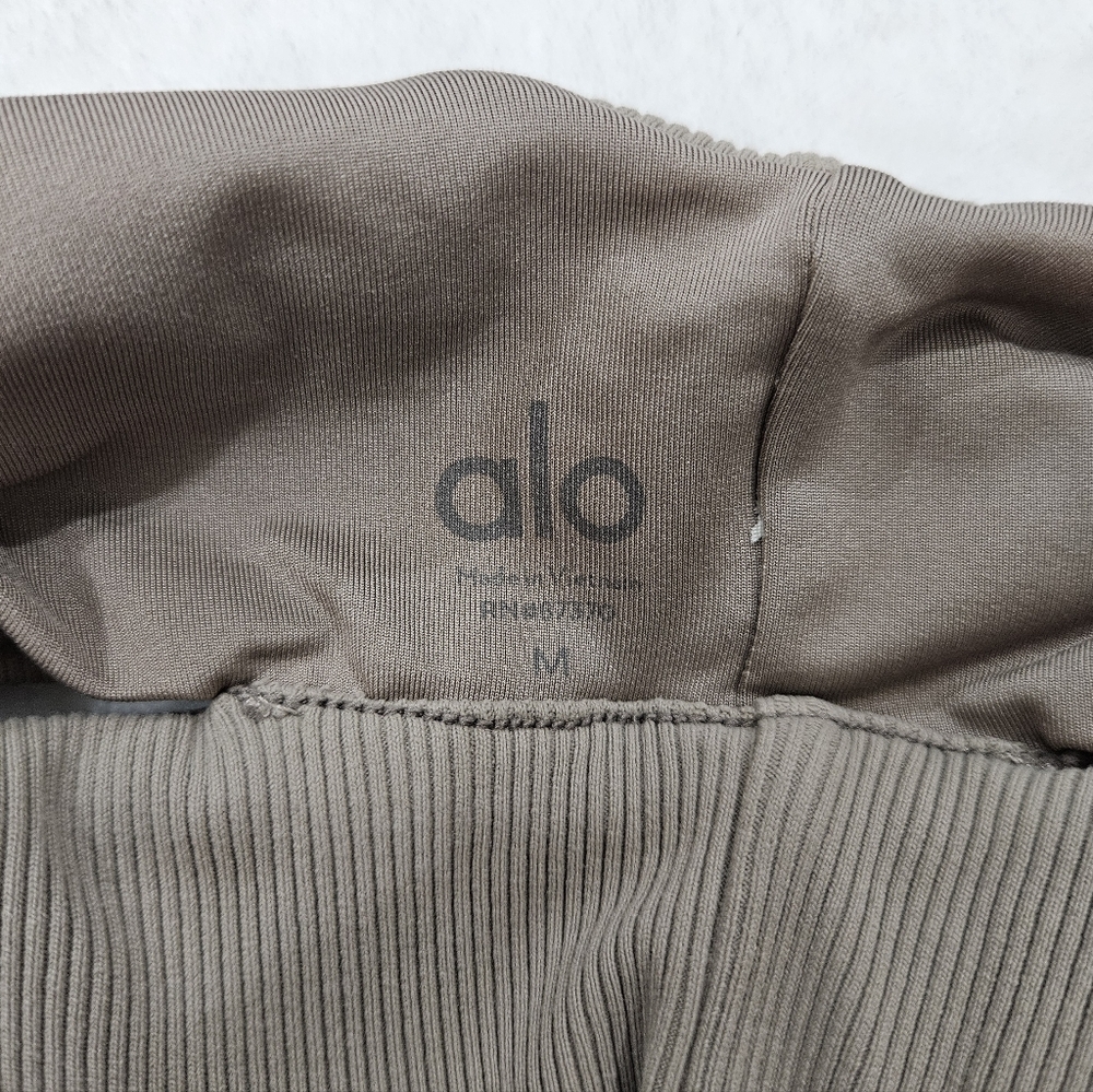 ALO Yoga Ribbed Slit Sports Bra in Gravel Tan Brown Women’s Size M - Picture 4 of 4